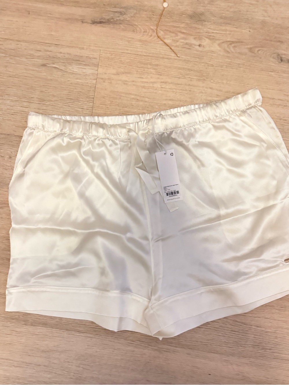 Cozy Earth Silk Elastic-Waist Cream XL Shorts